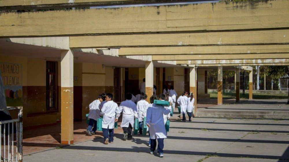 Arreglan una escuela despu�s de una protesta