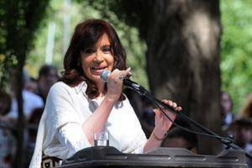 Cristina Kirchner cierra un congreso con los radicales de Leopoldo Moreau