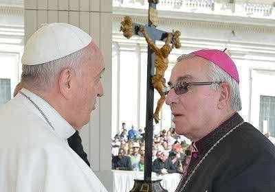 El papa Francisco dialog� por varios minutos con monse�or Faifer