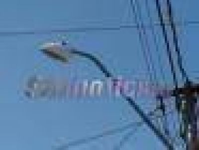 �Sin planeamiento?: En Hurlingham colocaron luces de veredas en las calles