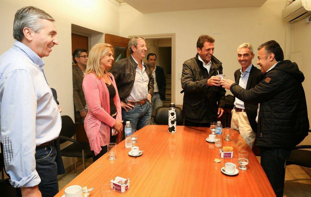 Massa junto a Cornejo: �El domingo en Mendoza gana el cambio�