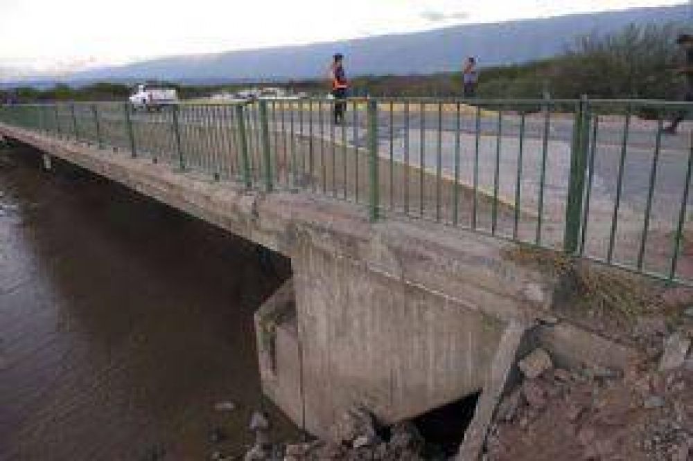 Cortan el paso por el puente del r�o Santa Cruz a ra�z de los da�os