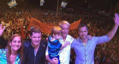  Multitudinario cierre de campa�a de Carlos Felice