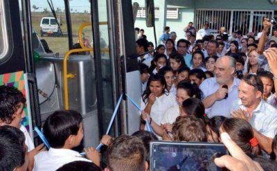 El Gobernador entreg� colectivo a autoridades del colegio del Paraje Buena Vista