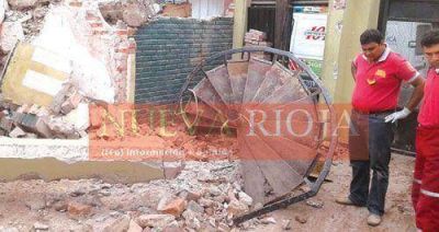 Demol�an una casa y una escalera caracol cay� sobre un operario