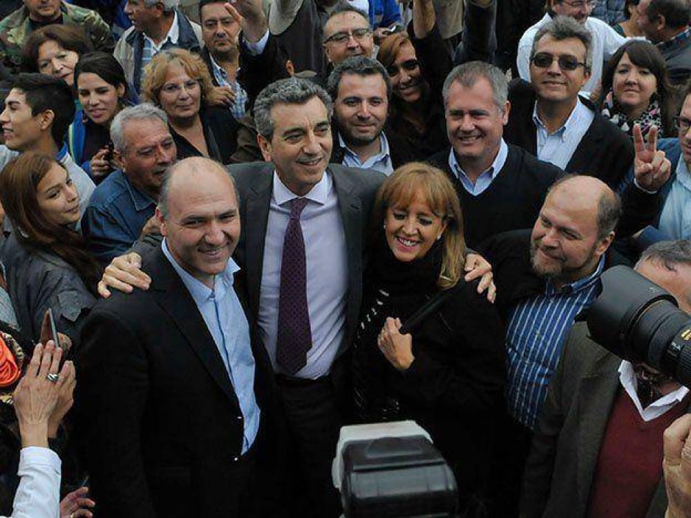 Carmona recibi� el apoyo de Randazzo y cerr� su campa�a con una caravana