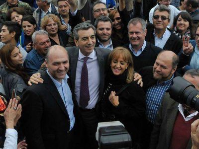 Carmona recibi� el apoyo de Randazzo y cerr� su campa�a con una caravana