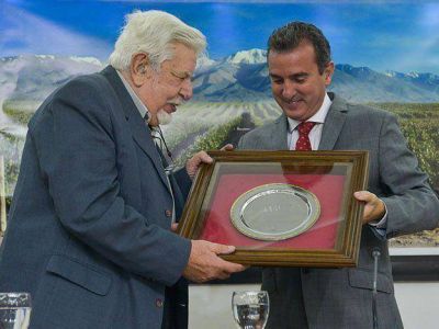P�rez nombr� Embajador Cultural de Mendoza a Carlos Levy