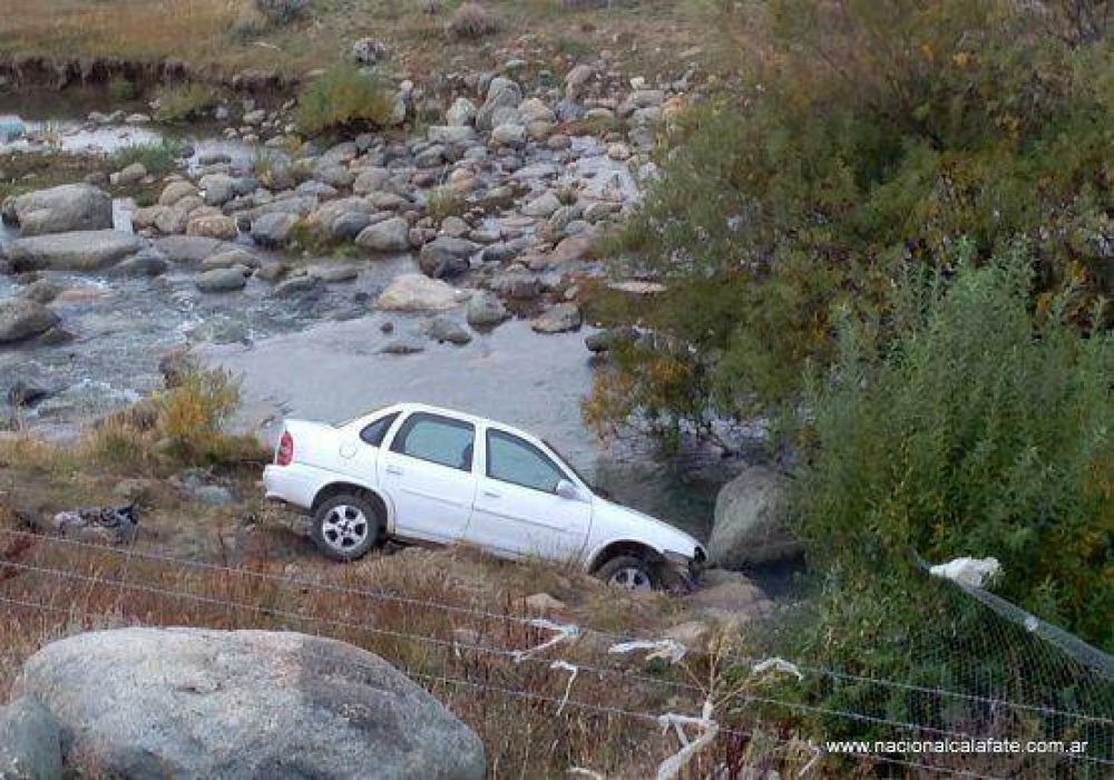 El Calafate: Conductora se arroj� del auto que cay� al ca�ad�n