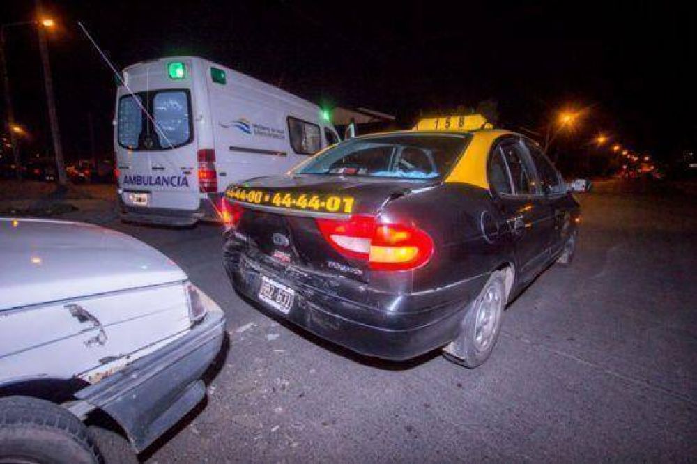 Chocaron un radiotaxi y un veh�culo particular: Cuatro menores hospitalizados