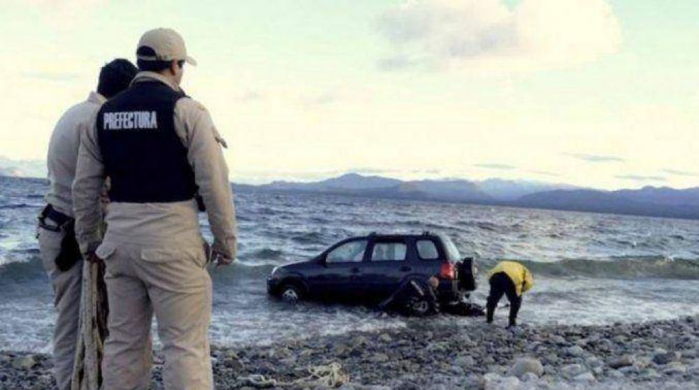 R�o Negro: Se olvidaron de poner el freno y terminaron adentro del Nahuel Huapi