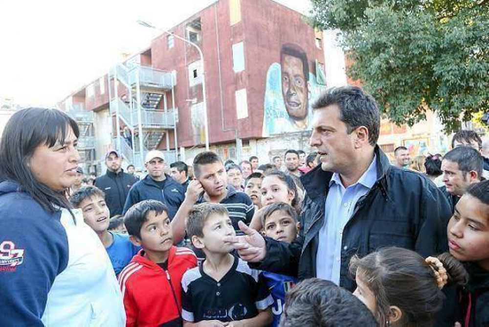 Massa visit� el barrio Carlos Gardel