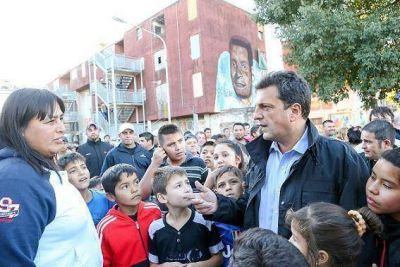 Massa visit� el barrio Carlos Gardel