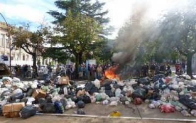 Salto: Por conflicto laboral, recolectores tiraron kilos de basura frente a la Municipalidad