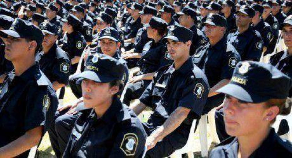 Prohben a la Polica Bonaerense el uso de celulares y escuchar msica