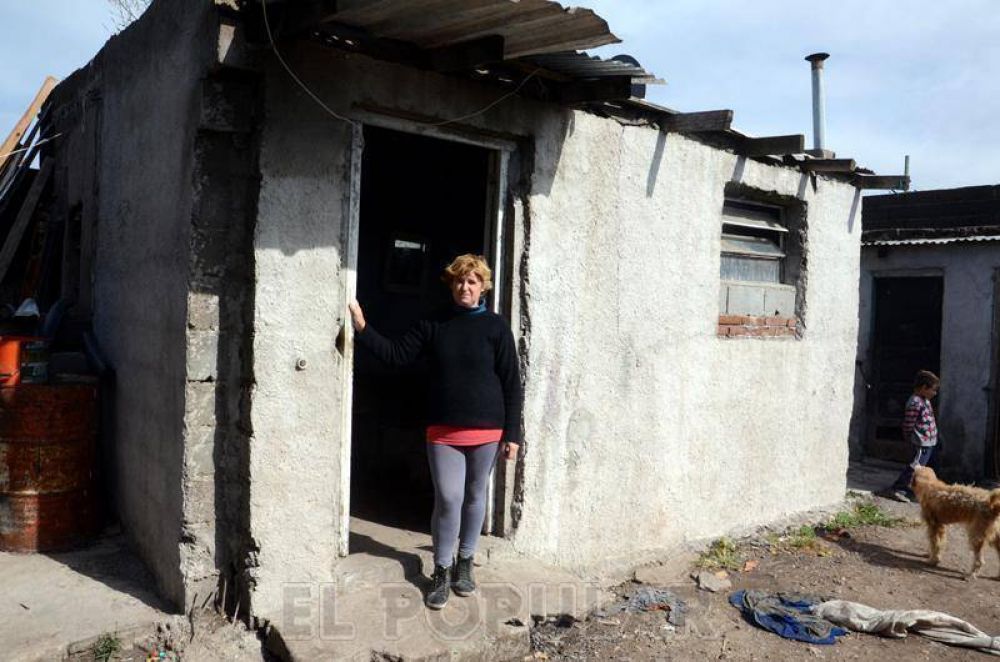 Una familia pide ayuda para conseguir una casa