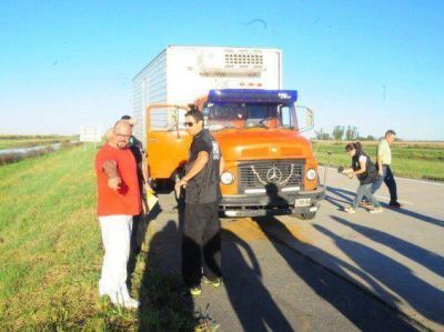 Le dispararon 25 veces al cami�n que conduc�a para robarle y sali� ileso
