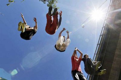 La ciudad, un parque de juegos: saltos y acrobacias en las plazas y los edificios