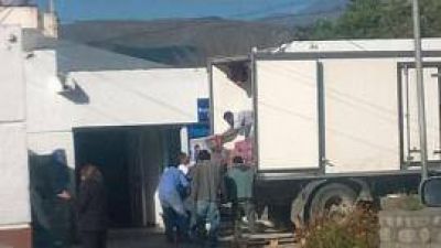  Un intendente hace compras para el municipio en el negocio de su esposa