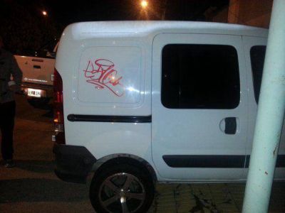 Vecinos indignados: grafitteros ahora pintan coches