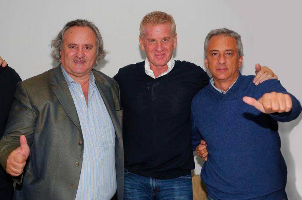De Narv�ez, Eseverri y De La Torre en la inauguraci�n del local del Frente Renovador de Azul