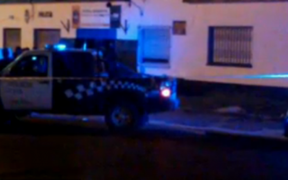 Hallan un hombre muerto en un auto frente a comisar�a de Jos� Le�n Su�rez