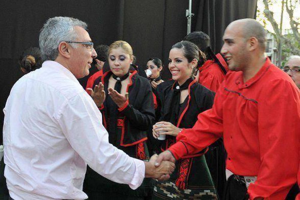 La tradici�n, a trav�s del folclore se hizo presente en las plazas de Tigre