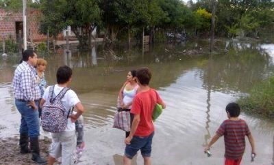 El agua permanece en el barrio Santa Rosa y los vecinos siguen culpando al Intendente