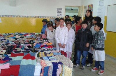 Chicos del Malvinas donaron mantas al Hospital Zonal y promueven talleres en el 28 de Abril