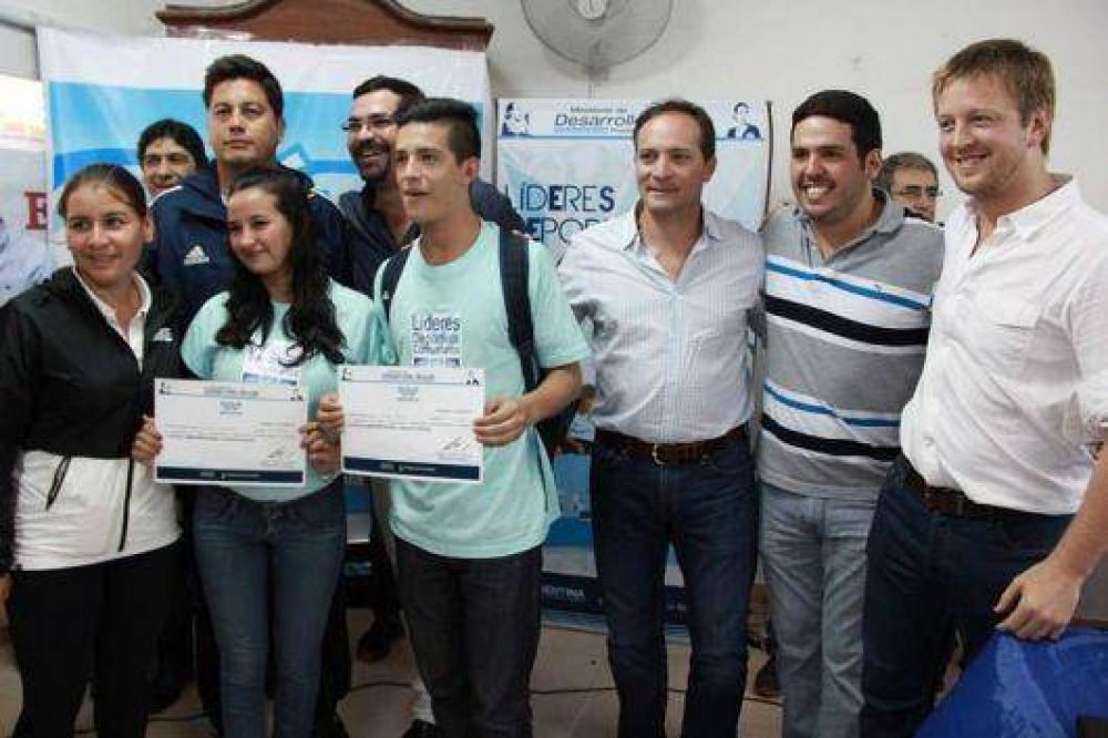 Camau, con j�venes l�deres deportivos: �con ustedes tenemos la certeza de so�ar con un futuro mejor�
