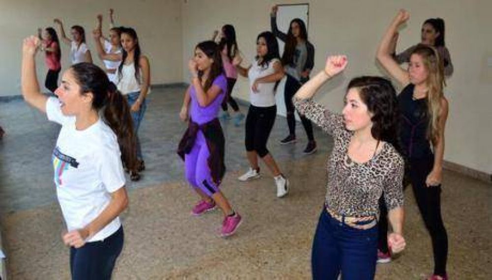Las candidatas a Reina de la Ciudad se preparan para el d�a de la elecci�n