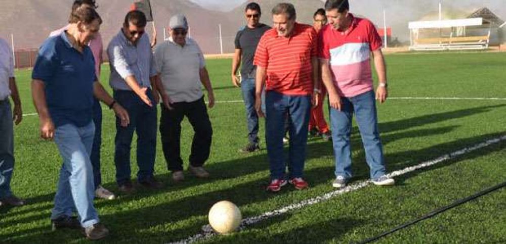 El gobernador inaugur Cancha de Cesped artificial en Chilecito