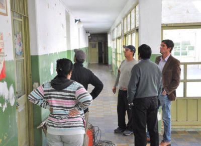 Padres y docentes ayudan en la refacci�n de la escuela Belgrano