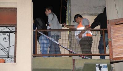 Hallan asesinado a puntazos a un joven en una terraza