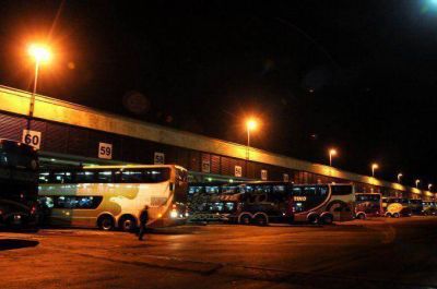 Procesaron a un hombre por manosear a una pasajera dormida en un micro
