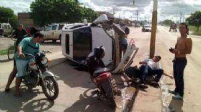 Un autom�vil protagoniz� un espectacular vuelco en la avenida Castelli en Barranqueras