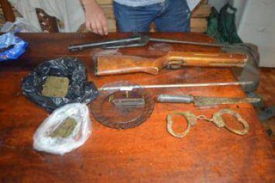 Secuestran armas blancas y drogas en un allanamiento en el Barrio Emerenciano