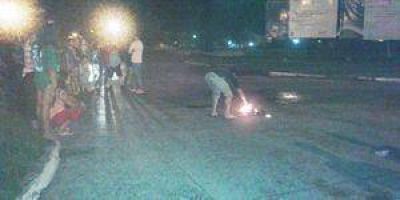 Inundados: vecinos del barrio Santa Rosa cortan la calle