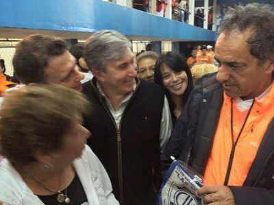 Phatouros acompa�� a Scioli en un torneo de Futsal en el club Las Heras