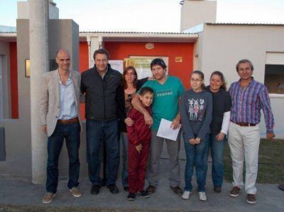 30 familias cristalizaron el sue�o de la casa propia