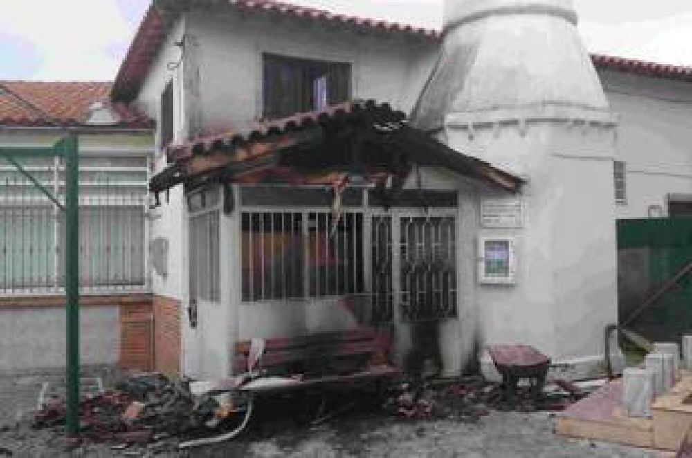 Incendian dos mezquitas en Grecia