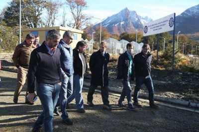 Cl�nica y Polideportivo: Sciurano y dirigentes de la UOM recorrieron el inicio de obra 