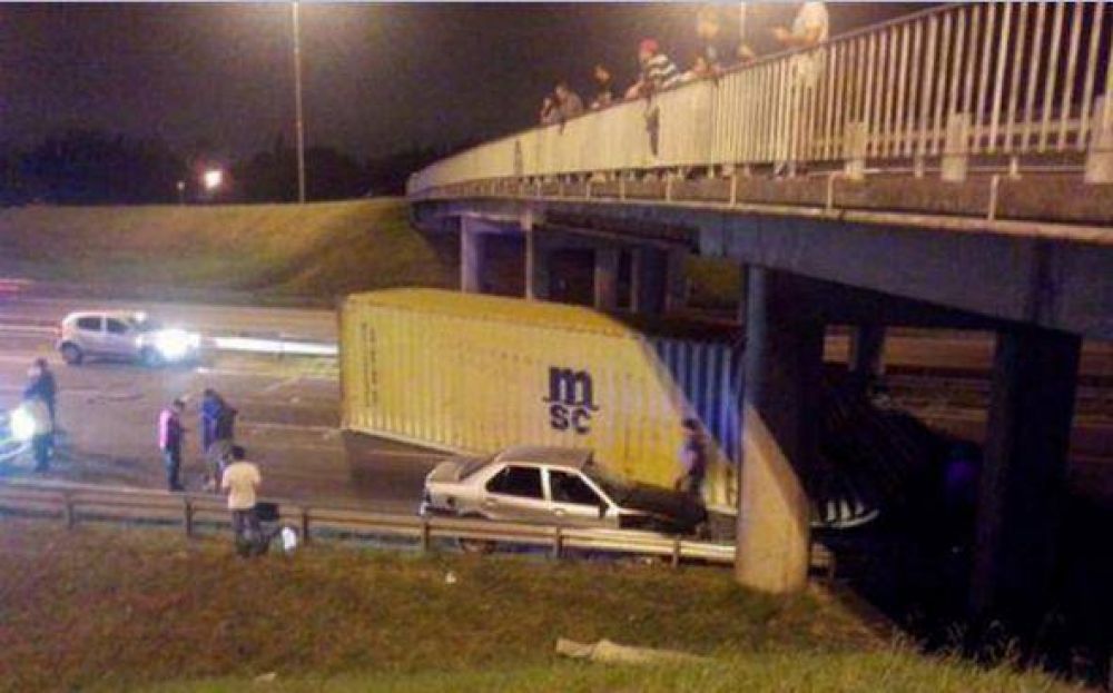 Por los reiterados accidentes, piden a Autopistas del Sol que controle la altura de los puentes