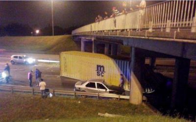 Por los reiterados accidentes, piden a Autopistas del Sol que controle la altura de los puentes
