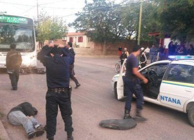 Un herido grave al chocar un colectivo y una moto en el barrio Maximiliano Toro