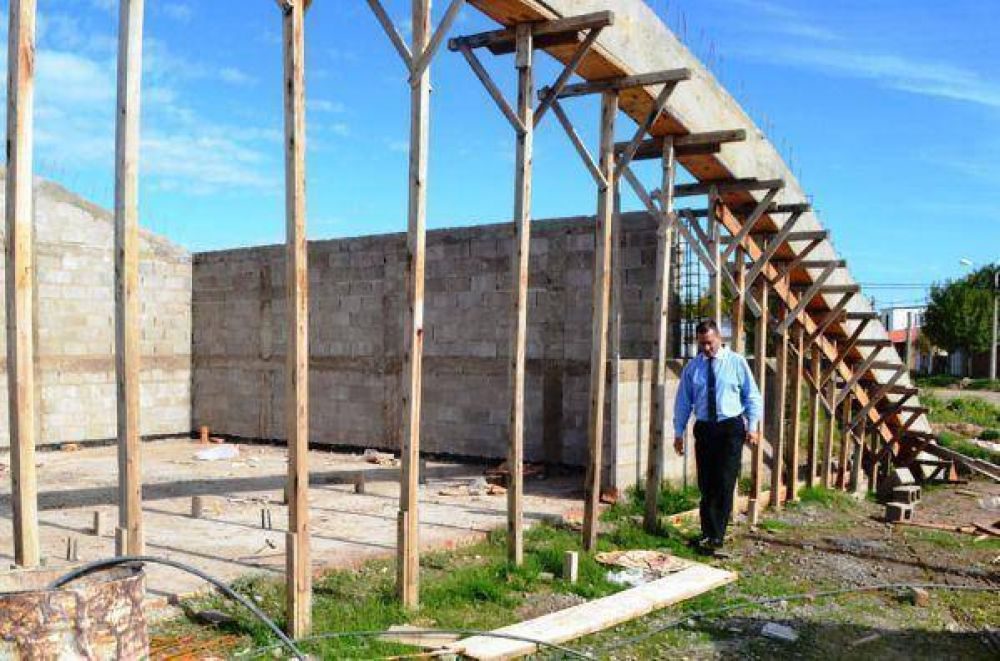 Larra�aga recorri� obras en el barrio San Cayetano