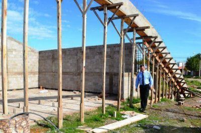 Larra�aga recorri� obras en el barrio San Cayetano