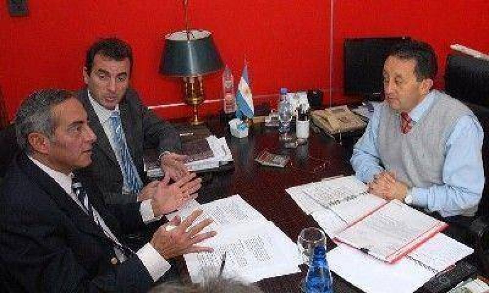 Jaque se re�ne con jefes comunales por la crisis