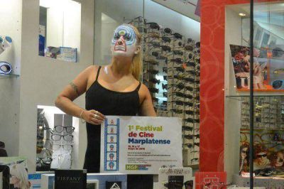 Promocionan Festival de Cine Marplatense con una intervenci�n urbana