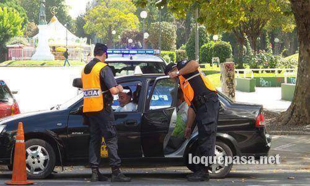 Dos mujeres detenidas por golpear e intentar asaltar a un taxista